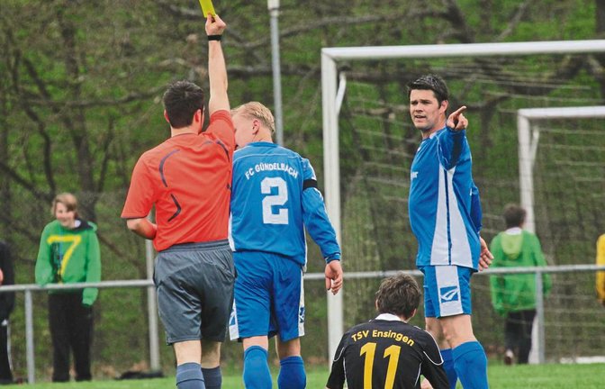 Beliebt sind die Schiedsrichter für ihre Entscheidungen oft nicht – ohne sie geht es im Fußball aber erst recht nicht. Foto: Archiv/Küppers