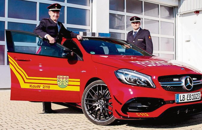 Frank Sattler und Alexander Marquardt nehmen den neuen Kommandowagen der Eberdinger Feuerwehr in Empfang. Foto: fws
