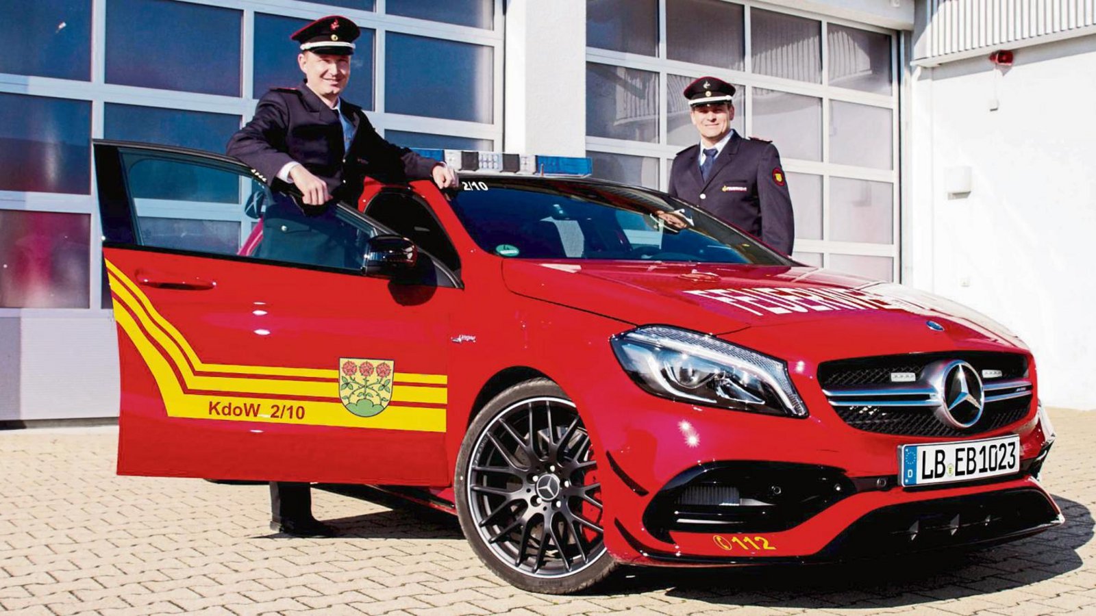 Frank Sattler und Alexander Marquardt nehmen den neuen Kommandowagen der Eberdinger Feuerwehr in Empfang. Foto: fws Frank Sattler und Alexander Marquardt nehmen den neuen Kommandowagen der Eberdinger Feuerwehr in Empfang. Foto: fws