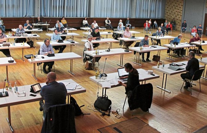 Sitzung des Illinger Gemeinderats mit viel Abstand in der Stromberghalle. Foto: Bögel