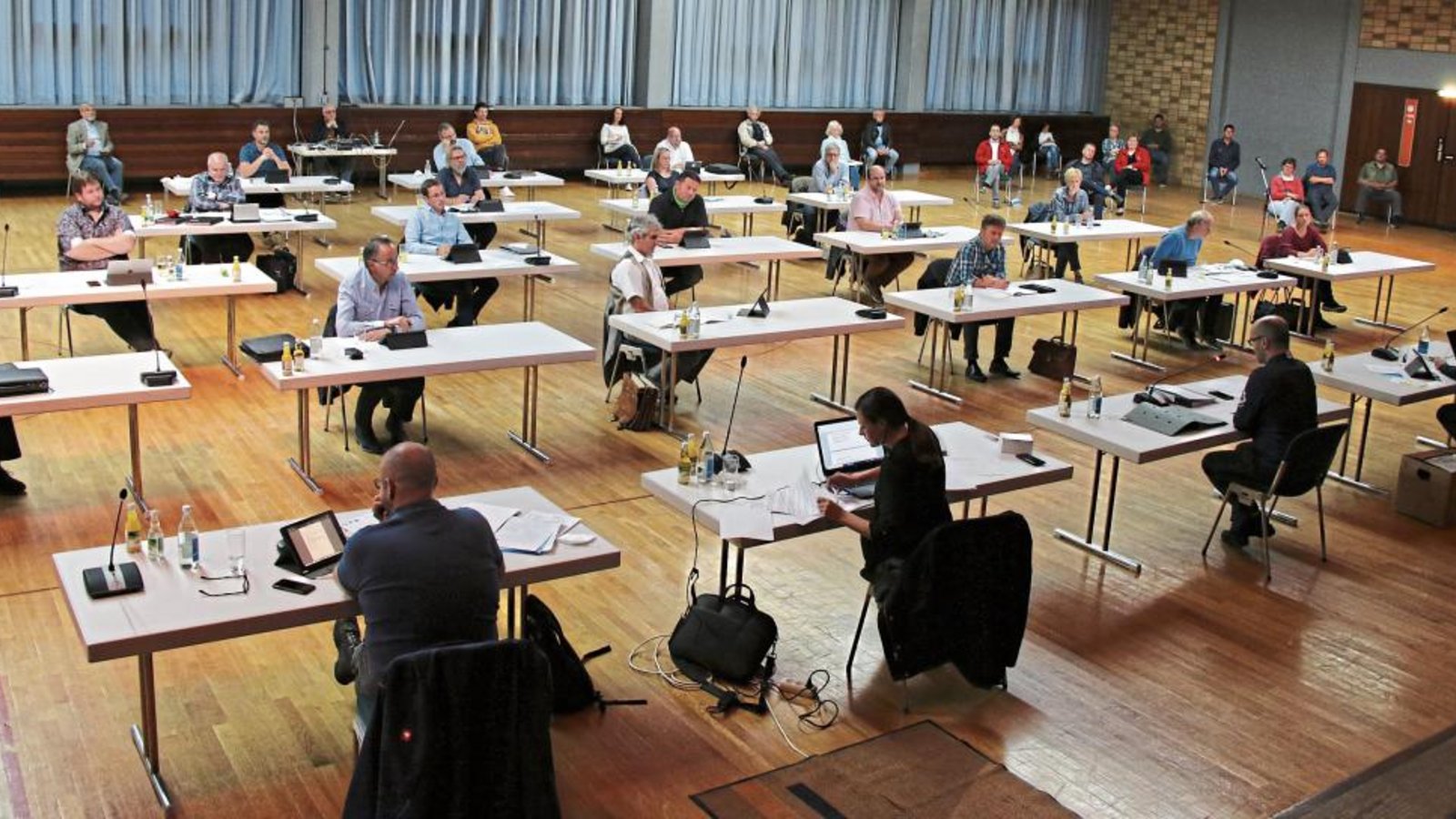 Sitzung des Illinger Gemeinderats mit viel Abstand in der Stromberghalle. Foto: Bögel Sitzung des Illinger Gemeinderats mit viel Abstand in der Stromberghalle. Foto: Bögel