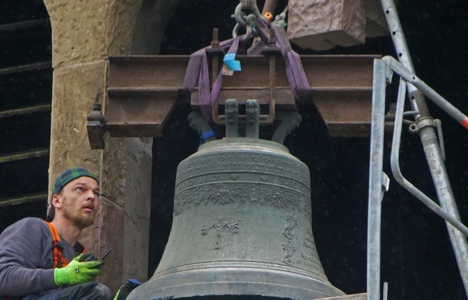 Es ist eine Millimeter-Arbeit: Experten des Glockengießers achten darauf, dass die polnische Glocke unbeschadet aus dem Kirchenturm gelangt, bei dem man für diesen Transport einen Teil des Mauerwerks vorübergehend entfernt hat. <span class='image-autor'>Foto: Friedrich</span>
