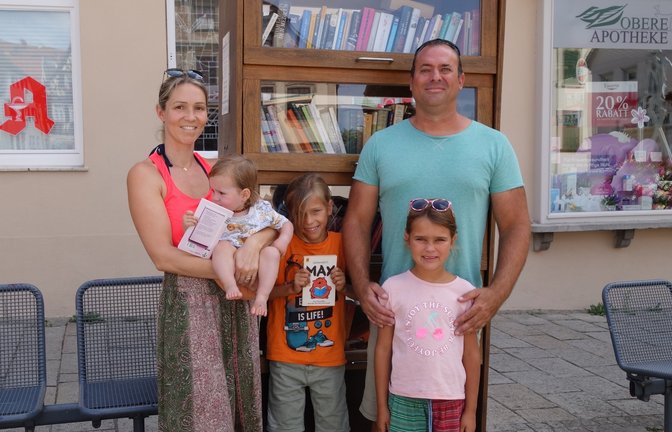 Familie Rienesl ist vor der Hitze am Wohnort Mallorca entflohen und auf Heimaturlaub – wieder in der Hitze. Der Vaihinger Bücherschrank hat es den Kindern angetan.  <span class='image-autor'>Foto: sr</span>