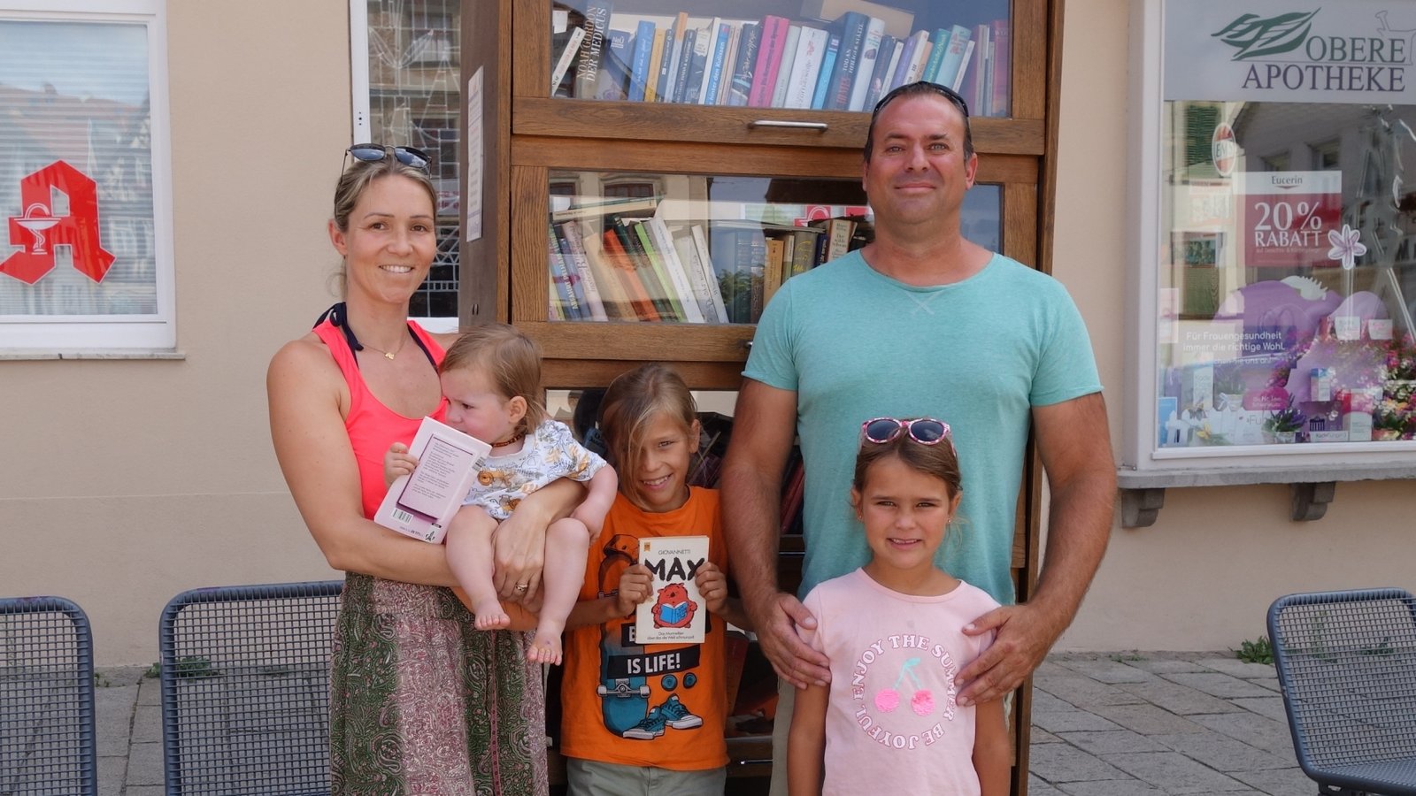 Familie Rienesl ist vor der Hitze am Wohnort Mallorca entflohen und auf Heimaturlaub – wieder in der Hitze. Der Vaihinger Bücherschrank hat es den Kindern angetan. Foto: sr Familie Rienesl ist vor der Hitze am Wohnort Mallorca entflohen und auf Heimaturlaub – wieder in der Hitze. Der Vaihinger Bücherschrank hat es den Kindern angetan. Foto: sr