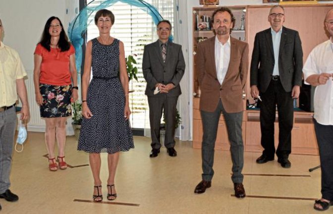 Feierlicher Abschied und Neubeginn im St. Clara mit (v. li.): Harald Eiberger, Angela Adam, Ursula Günster, Markus Schellinger, Thomas Schopp, Alfons Maurer und Claus Schmidt. Foto: sta