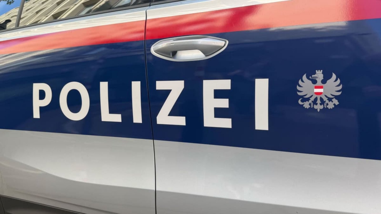 Der Schriftzug «Polizei» steht an einem Einsatzfahrzeug der österreichischen Polizei.Matthias Röder/dpa Der Schriftzug «Polizei» steht an einem Einsatzfahrzeug der österreichischen Polizei.Matthias Röder/dpa