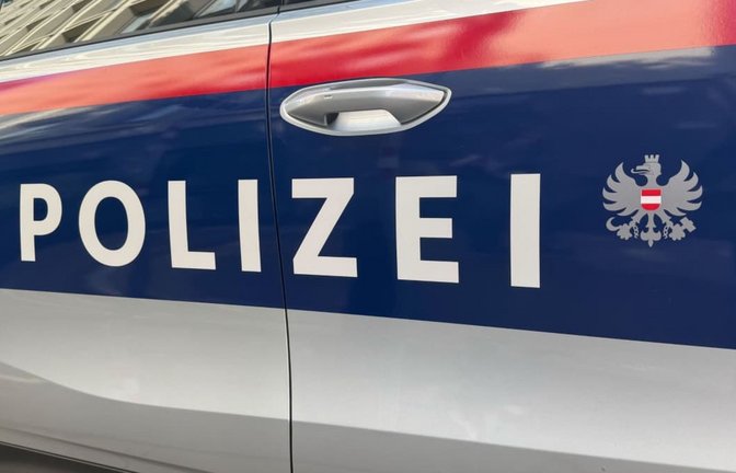 Der Schriftzug «Polizei» steht an einem Einsatzfahrzeug der österreichischen Polizei.<span class='image-autor'>Matthias Röder/dpa</span>