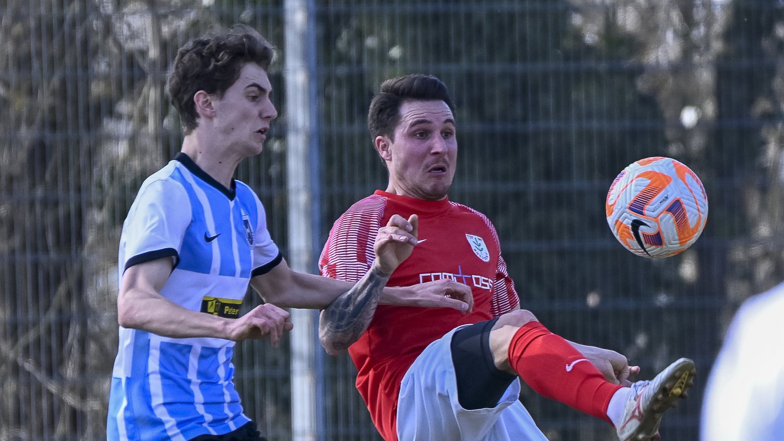 Maurizio Aprigliano (rechts) versucht den Ball über Schwieberdingens Samuel Gruschwitz zu bekommen. Foto: Leitner
