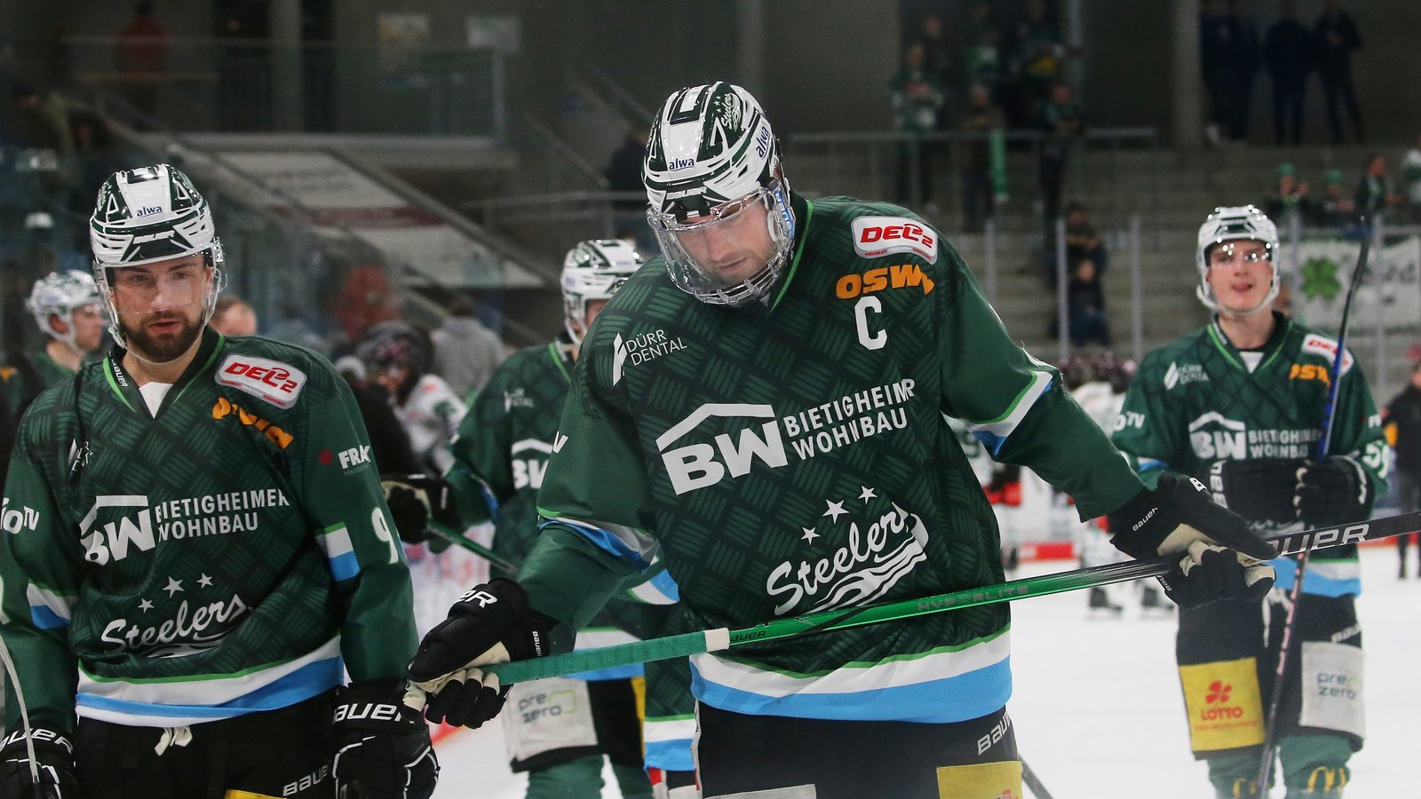 Enttäuschte Gesichter bei Ryon Moser (von links) und Pascal Zerressen von den Bietigheim Steelers. Foto: Baumann Enttäuschte Gesichter bei Ryon Moser (von links) und Pascal Zerressen von den Bietigheim Steelers. Foto: Baumann