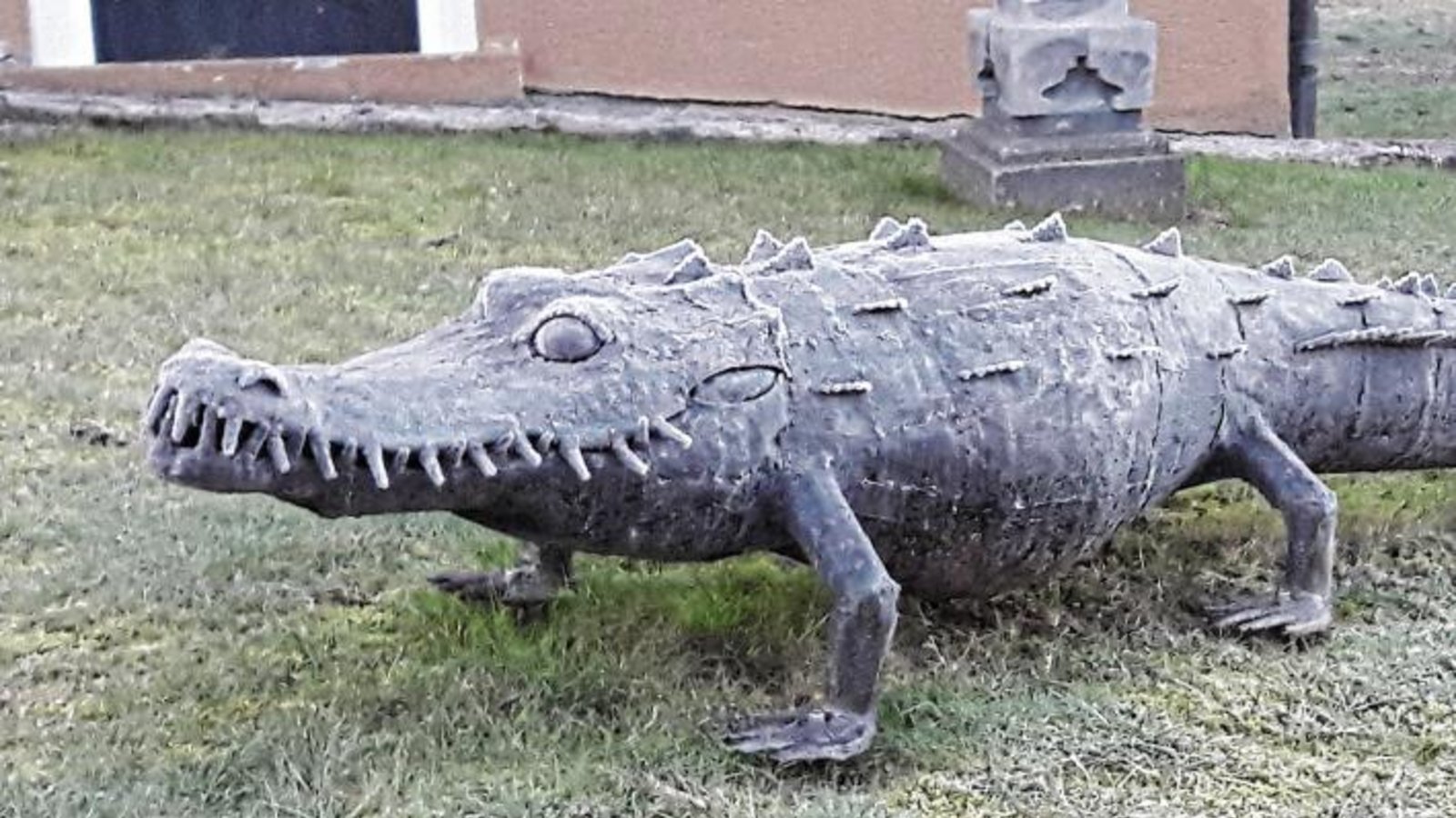 Auch in Aurich werden Krokodile in den Vorgärten gesichtet – zum Glück blutleer und im Kälteschock. Foto: Rücker Auch in Aurich werden Krokodile in den Vorgärten gesichtet – zum Glück blutleer und im Kälteschock. Foto: Rücker
