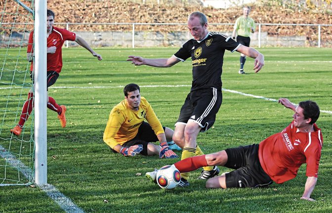 Als Torwart des SV Horrheim ist Kevin Reiner (Mitte) seit vielen Jahren bekannt. Mittlerweile ist er auch erfolgreicher Trainer der Fußballerinnen beim SVH. Gestern wurde er geehrt.  Foto: Archiv/Küppers
