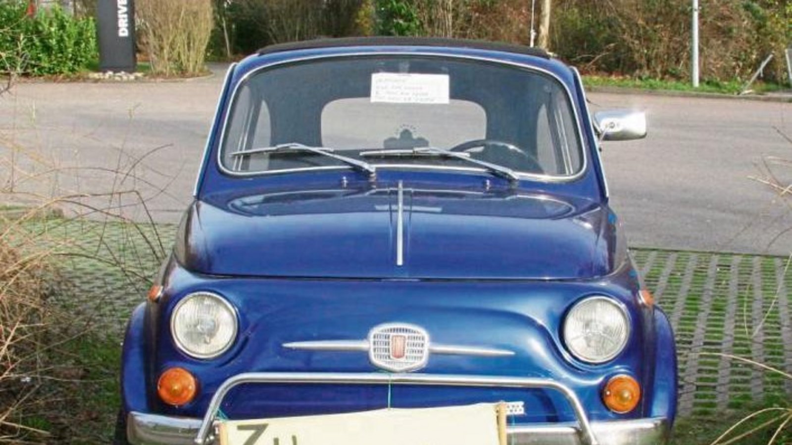 Darf es noch ein Weihnachtsgeschenk sein? Oldtimer-Liebhaber dürften bei diesem Fiat 500 Luxus – zu sehen in Vaihingen – sicher große Augen machen.  Foto: Rostek