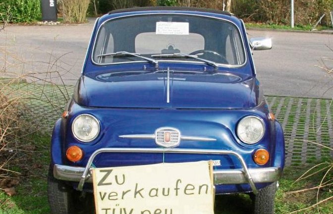 Darf es noch ein Weihnachtsgeschenk sein? Oldtimer-Liebhaber dürften bei diesem Fiat 500 Luxus – zu sehen in Vaihingen – sicher große Augen machen.  Foto: Rostek