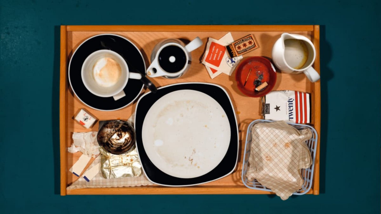 Daniel Spoerri hängte 1965 das, was von „Brunos Frühstück" übrigblieb, als Bildwerk an die Wand.<span class='image-autor'>VG Bild-Kunst, F: Hack Museum Ludwigshafen</span>