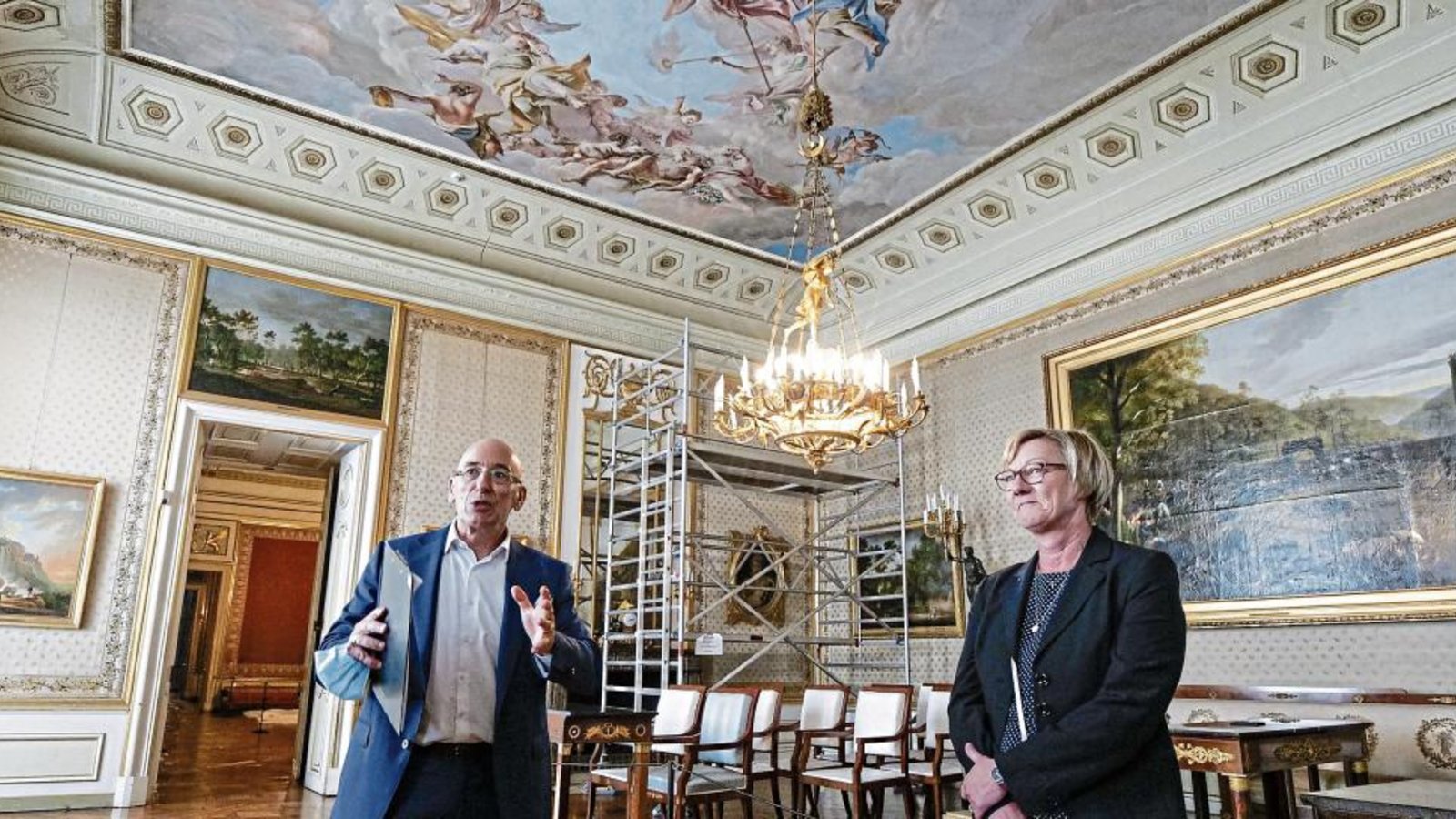 Michael Hörrmann, Geschäftsführer der Staatlichen Schlösser und Gärten, zeigt Edith Sitzmann das neue Corps de Logis des Schlosses. Foto: SSG Michael Hörrmann, Geschäftsführer der Staatlichen Schlösser und Gärten, zeigt Edith Sitzmann das neue Corps de Logis des Schlosses. Foto: SSG