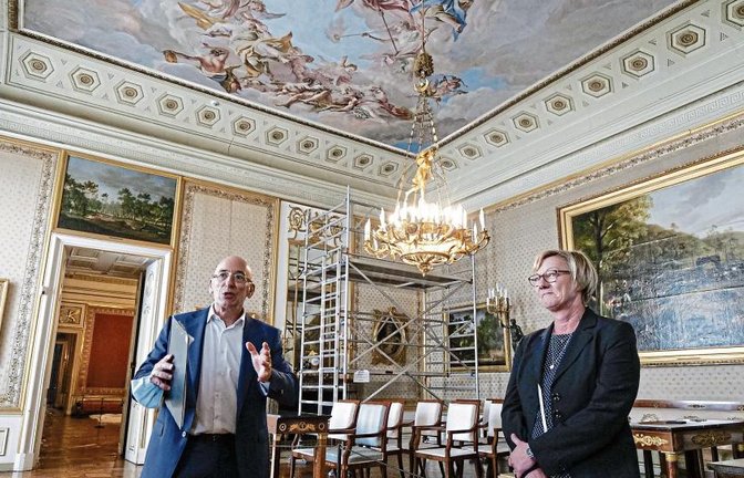 Michael Hörrmann, Geschäftsführer der Staatlichen Schlösser und Gärten, zeigt Edith Sitzmann das neue Corps de Logis des Schlosses.  Foto: SSG