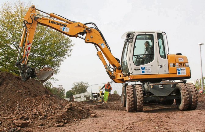 Sobald in den kommenden Tagen die Baugenehmigung eintrifft, können die Arbeiten für den Bau der Unterkunft beginnen. Aktuell laufen die Erschließungsarbeiten. Fotos: Rostek