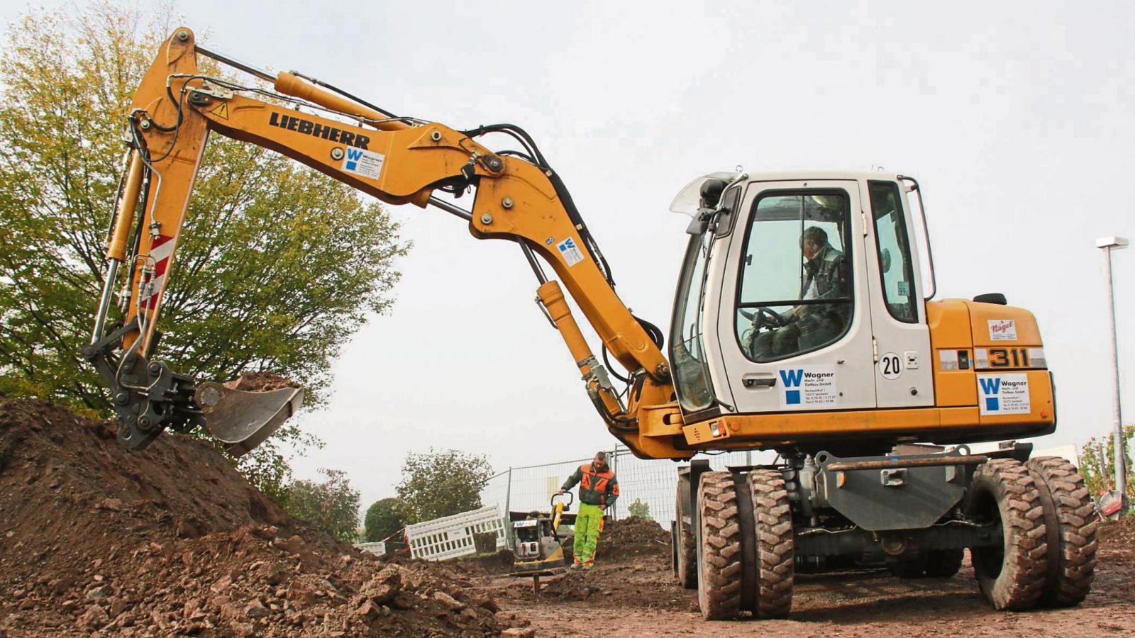 Sobald in den kommenden Tagen die Baugenehmigung eintrifft, können die Arbeiten für den Bau der Unterkunft beginnen. Aktuell laufen die Erschließungsarbeiten. Fotos: Rostek