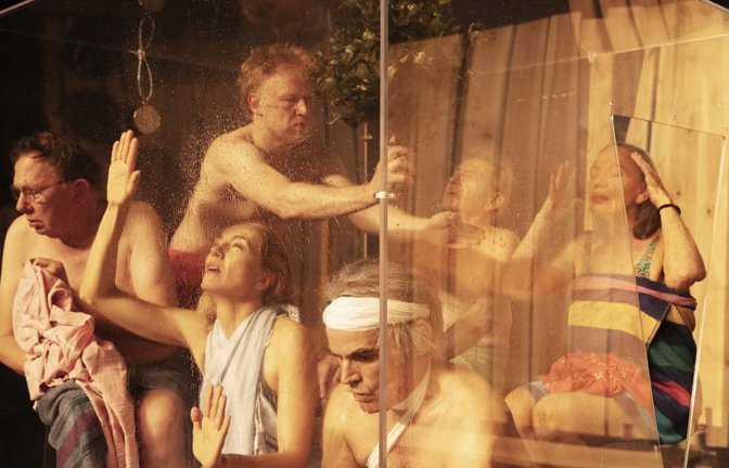 Szene aus dem Stück „Tanzende Idioten“ von Thorsten Lensing im Schauspielhaus Stuttgart. Szene mit Willi Kellers, Ursina Lardi, Sebastian Blomberg (vordere Reihe, v. li.),&nbsp; Benjamin Eggers-Domsky, André Jung, Karin Neuhäuser (hintere Reihe, v. li.)<span class='image-autor'>Armin Smailovic</span>