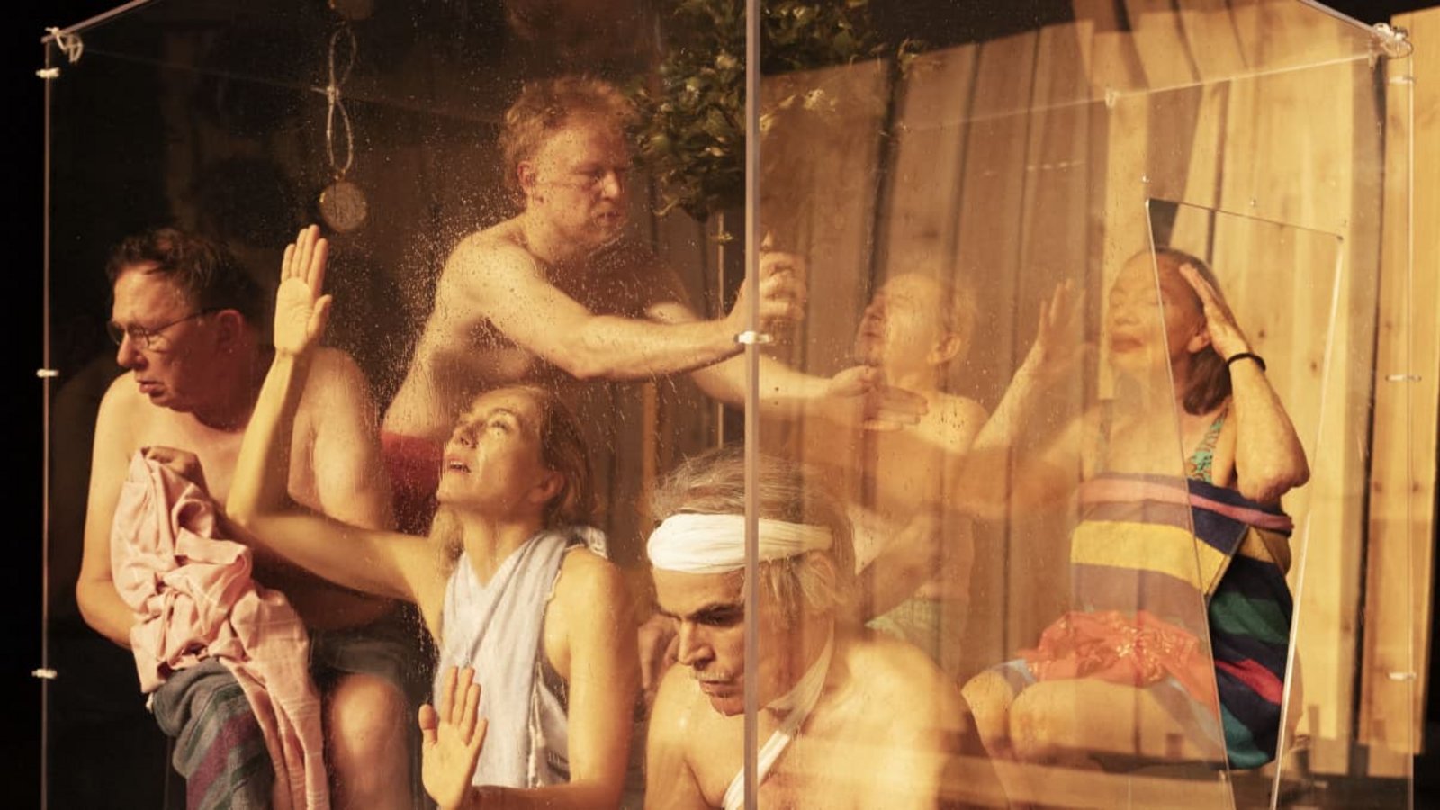 Szene aus dem Stück „Tanzende Idioten“ von Thorsten Lensing im Schauspielhaus Stuttgart. Szene mit Willi Kellers, Ursina Lardi, Sebastian Blomberg (vordere Reihe, v. li.), Benjamin Eggers-Domsky, André Jung, Karin Neuhäuser (hintere Reihe, v. li.)Armin Smailovic Szene aus dem Stück „Tanzende Idioten“ von Thorsten Lensing im Schauspielhaus Stuttgart. Szene mit Willi Kellers, Ursina Lardi, Sebastian Blomberg (vordere Reihe, v. li.), Benjamin Eggers-Domsky, André Jung, Karin Neuhäuser (hintere Reihe, v. li.)Armin Smailovic