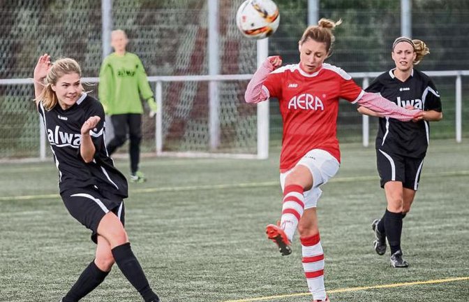 Jana Müller vom SC Hohenhaslach (links) kämpft mit ihrer Horrheimer Gegenspielerin Tamara Potrick um den Ball. Am Ende stand der erste Sieg für den SV Horrheim. Foto: Simecek
