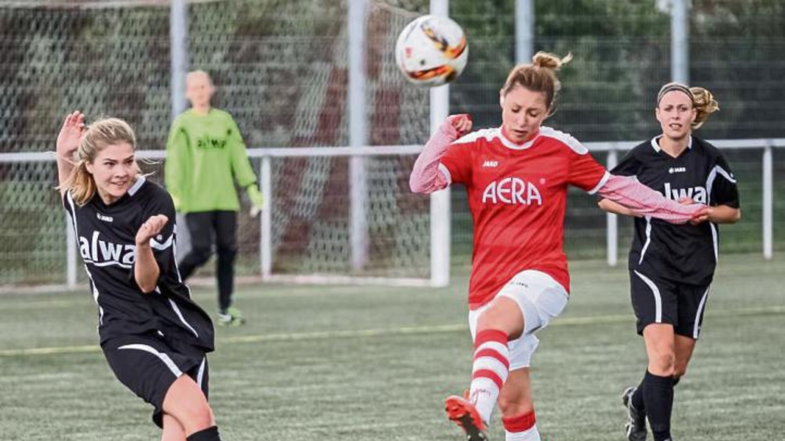 Jana Müller vom SC Hohenhaslach (links) kämpft mit ihrer Horrheimer Gegenspielerin Tamara Potrick um den Ball. Am Ende stand der erste Sieg für den SV Horrheim. Foto: Simecek Jana Müller vom SC Hohenhaslach (links) kämpft mit ihrer Horrheimer Gegenspielerin Tamara Potrick um den Ball. Am Ende stand der erste Sieg für den SV Horrheim. Foto: Simecek