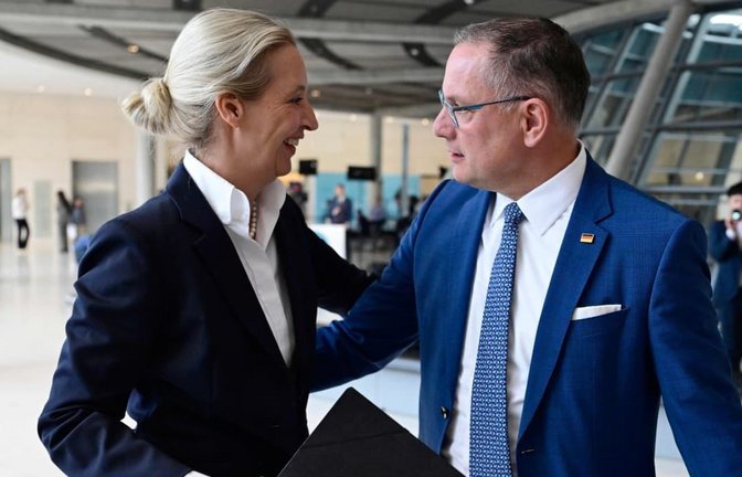 Die beiden AfD-Chefs Alice Weidel und Tino Chrupalla sind sich in der neuen Ausrichtung einig: an der Nato wird nicht gerüttelt, an der Mitgliedschaft zur EU zumindest nicht mehr aktiv.<span class='image-autor'>John MacDougall/afp</span>