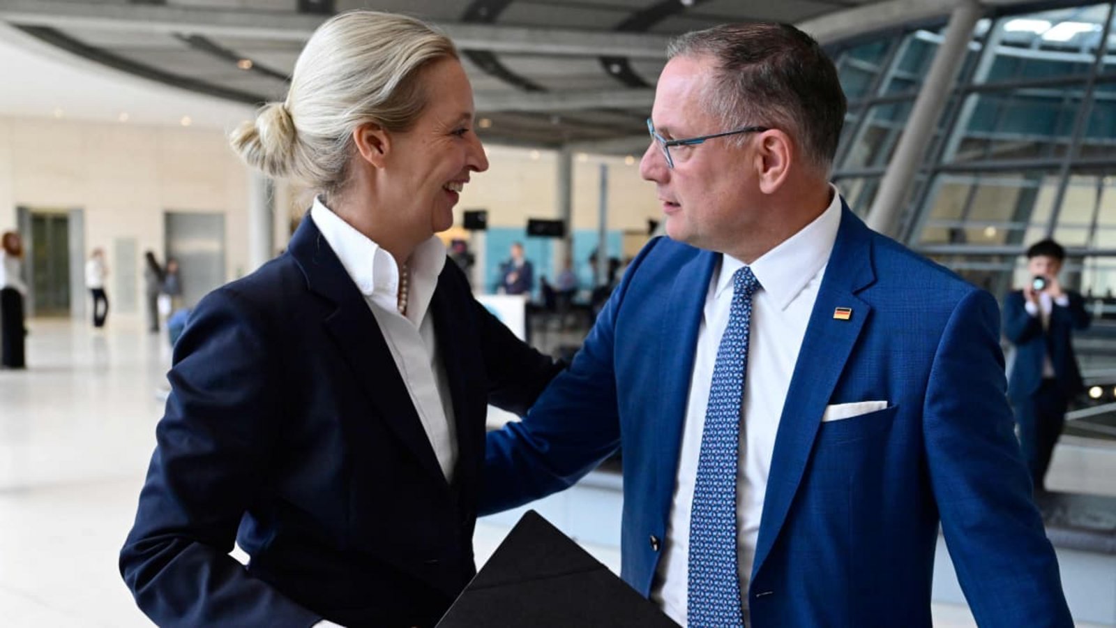 Die beiden AfD-Chefs Alice Weidel und Tino Chrupalla sind sich in der neuen Ausrichtung einig: an der Nato wird nicht gerüttelt, an der Mitgliedschaft zur EU zumindest nicht mehr aktiv.John MacDougall/afp Die beiden AfD-Chefs Alice Weidel und Tino Chrupalla sind sich in der neuen Ausrichtung einig: an der Nato wird nicht gerüttelt, an der Mitgliedschaft zur EU zumindest nicht mehr aktiv.John MacDougall/afp
