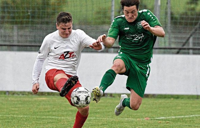 Kleinglattbachs Jonas Mühleisen (rechts) und Jan Riedel kämpfen um den Ball. Am Ende hat der TSV Nussdorf mit 3:1 die Nase vorn. Foto: Leitner