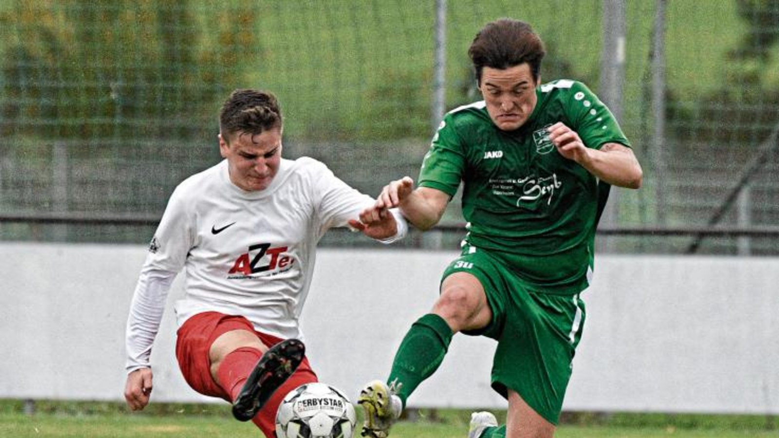 Kleinglattbachs Jonas Mühleisen (rechts) und Jan Riedel kämpfen um den Ball. Am Ende hat der TSV Nussdorf mit 3:1 die Nase vorn. Foto: Leitner Kleinglattbachs Jonas Mühleisen (rechts) und Jan Riedel kämpfen um den Ball. Am Ende hat der TSV Nussdorf mit 3:1 die Nase vorn. Foto: Leitner