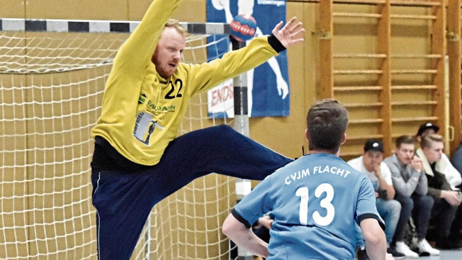 Enzweihingens Towart Marc-Oliver Neetzke (links) hat mit einer starken Leistung zum Sieg des CVJM gegen Flacht beitragen. Foto: Leitner Enzweihingens Towart Marc-Oliver Neetzke (links) hat mit einer starken Leistung zum Sieg des CVJM gegen Flacht beitragen. Foto: Leitner