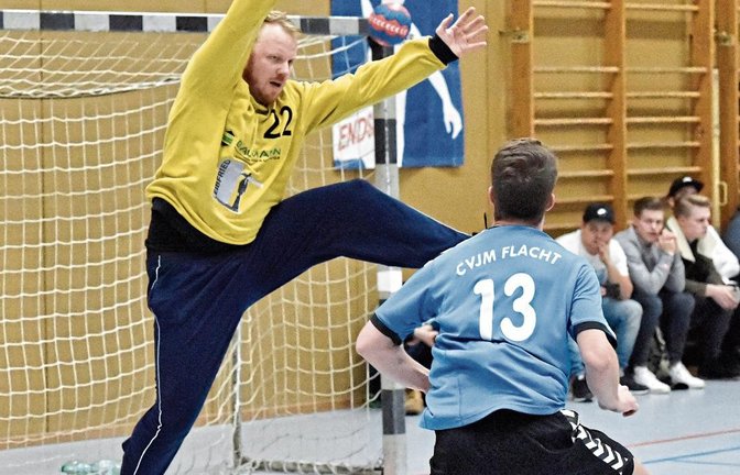 Enzweihingens Towart Marc-Oliver Neetzke (links) hat mit einer starken Leistung zum Sieg des CVJM gegen Flacht beitragen.  Foto: Leitner