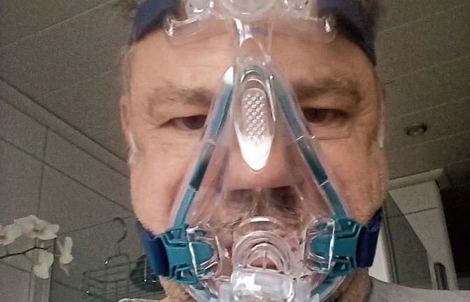 Mit der Therapiemaske kann der Eberdinger wieder gut schlafen.  Fotos: sr/p