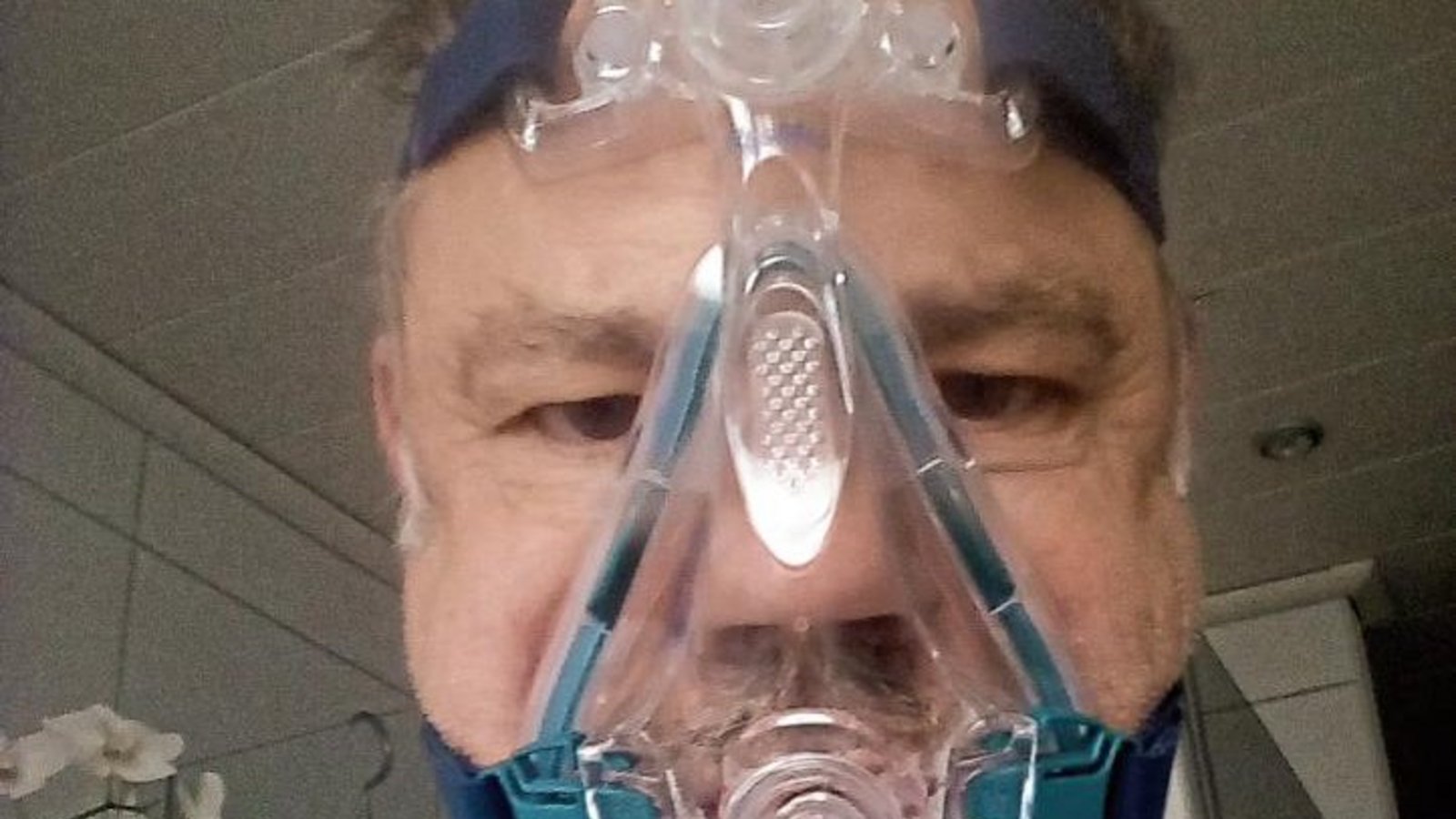 Mit der Therapiemaske kann der Eberdinger wieder gut schlafen.  Fotos: sr/p