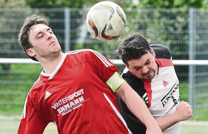 Stefan Hellwig (rechts) – hier im Duell mit Großglattbachs Kapitän Philipp Rank – ist der unumstrittene Anführer des SC Hohenhaslach auf dem Platz. Foto: Leitner