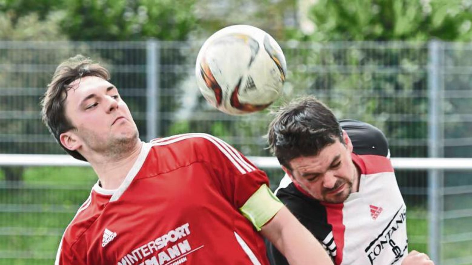 Stefan Hellwig (rechts) – hier im Duell mit Großglattbachs Kapitän Philipp Rank – ist der unumstrittene Anführer des SC Hohenhaslach auf dem Platz. Foto: Leitner Stefan Hellwig (rechts) – hier im Duell mit Großglattbachs Kapitän Philipp Rank – ist der unumstrittene Anführer des SC Hohenhaslach auf dem Platz. Foto: Leitner