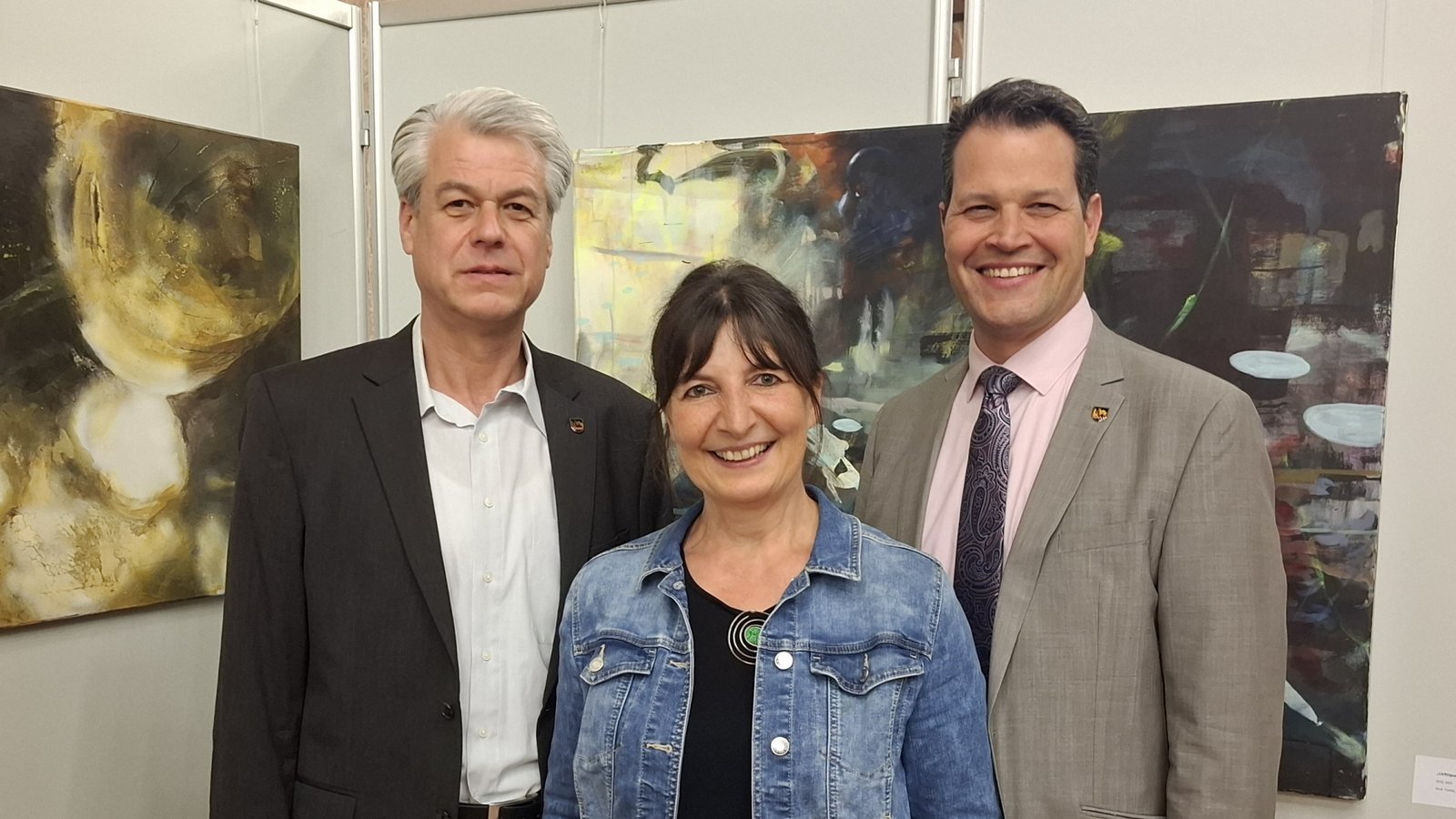 Vor Werken der Kunstausstellung (von links): Stadtarchivar Martin Ehlers, Künstlerin Astrid Brüstle und Bürgermeister Aaron Treut.  Foto: Weimper