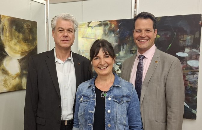 Vor Werken der Kunstausstellung (von links): Stadtarchivar Martin Ehlers, Künstlerin Astrid Brüstle und Bürgermeister Aaron Treut.  <span class='image-autor'>Foto: Weimper</span>