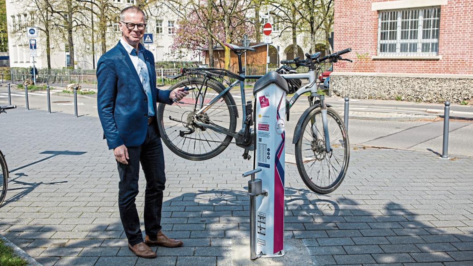Ludwigsburgs Bürgermeister Michael Ilk testet die Rad-Service-Station an der Ecke Alleenstraße/Seestraße. Foto: p Ludwigsburgs Bürgermeister Michael Ilk testet die Rad-Service-Station an der Ecke Alleenstraße/Seestraße. Foto: p