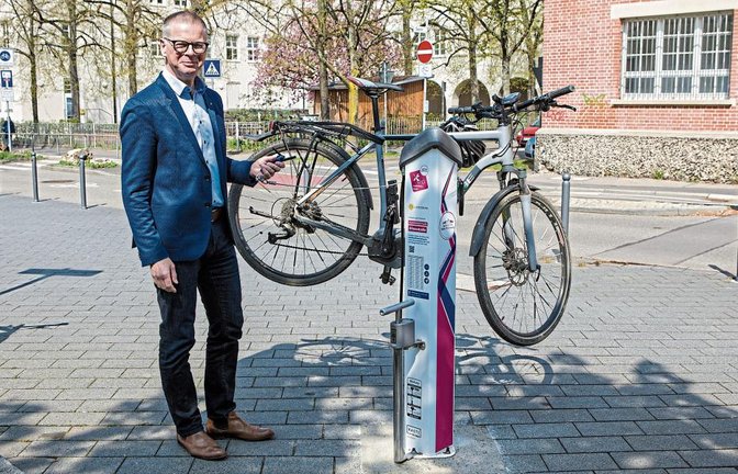 Ludwigsburgs Bürgermeister Michael Ilk testet die Rad-Service-Station an der Ecke Alleenstraße/Seestraße.  Foto: p