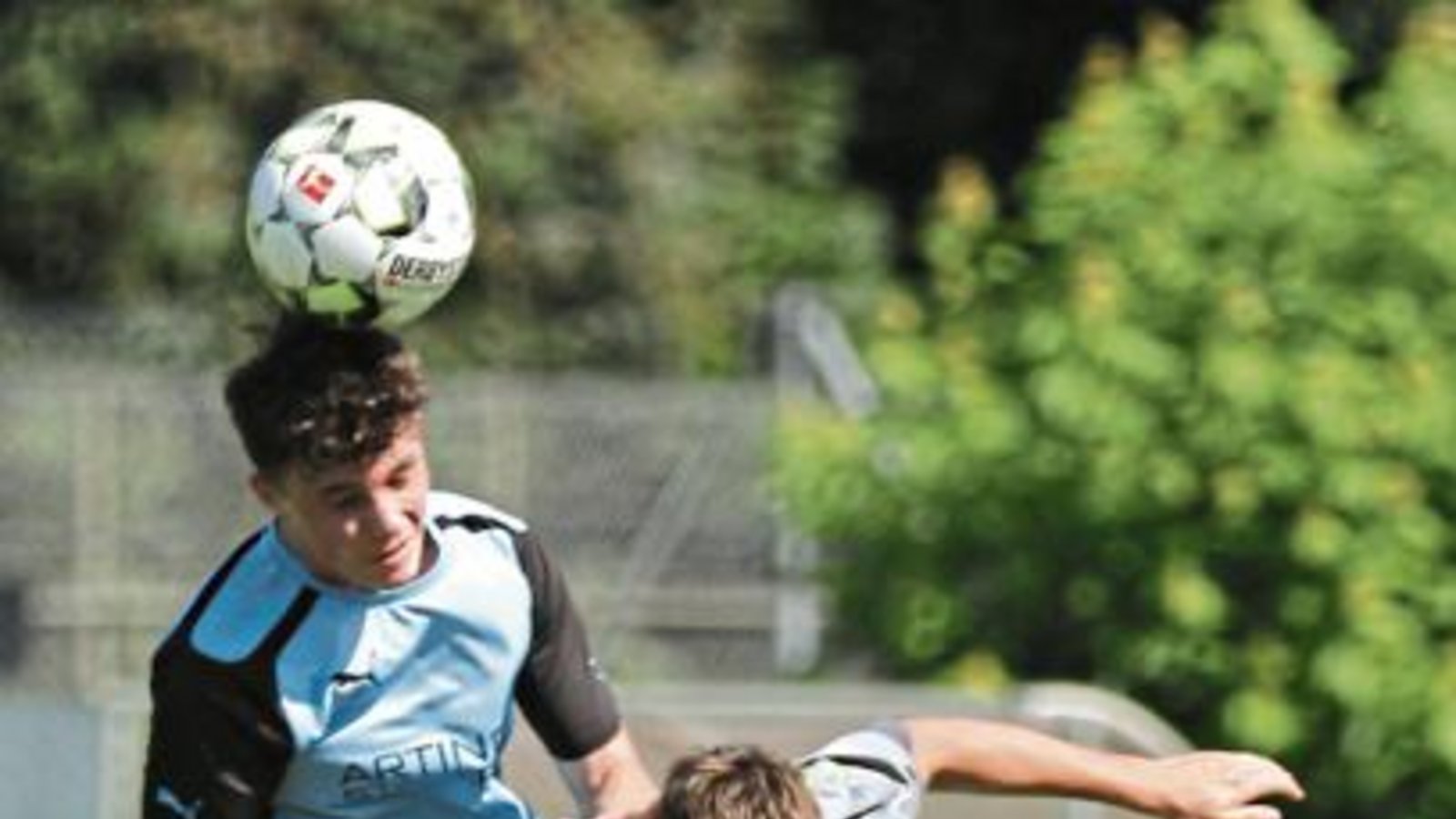 Die Löchgauer waren nicht nur beim Kopfball wie gegen Finn Bender (rechts) oben auf. Sie waren spielerisch überlegen. Foto: Nachreiner Die Löchgauer waren nicht nur beim Kopfball wie gegen Finn Bender (rechts) oben auf. Sie waren spielerisch überlegen. Foto: Nachreiner