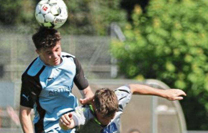 Die Löchgauer waren nicht nur beim Kopfball wie gegen Finn Bender (rechts) oben auf. Sie waren spielerisch überlegen. Foto: Nachreiner