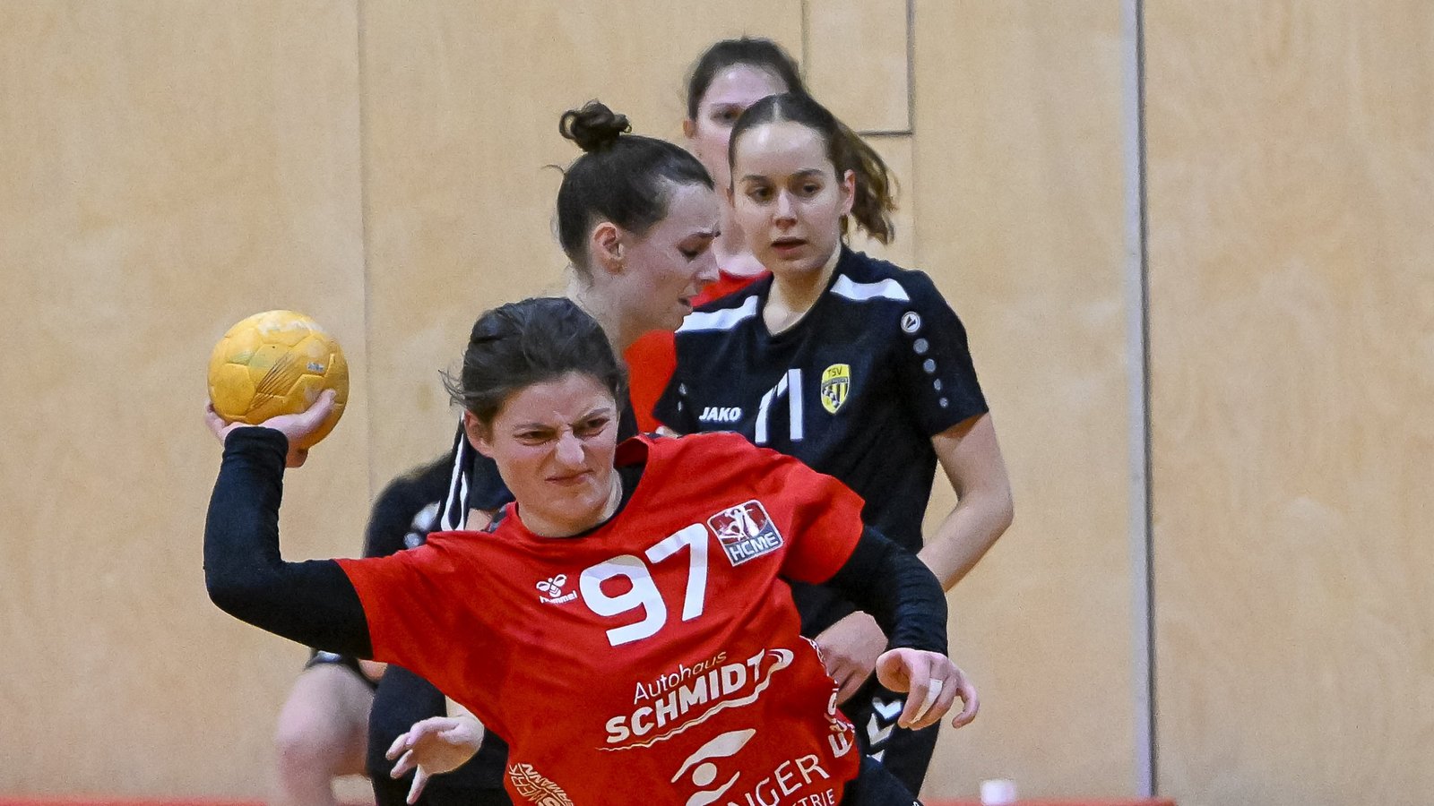 Einen schweren Stand hat Klara Kilpper vom HC Metter-Enz im Heimspiel gegen den TSV Hardthausen. Foto: Leitner Einen schweren Stand hat Klara Kilpper vom HC Metter-Enz im Heimspiel gegen den TSV Hardthausen. Foto: Leitner