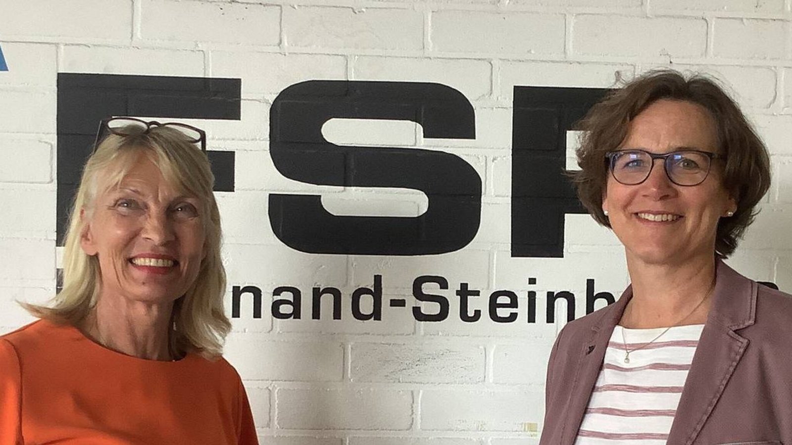 Kerstin Pickert (rechts) wird von Schulleiterin Claudia Süß-Räuchle begrüßt. Foto: p Kerstin Pickert (rechts) wird von Schulleiterin Claudia Süß-Räuchle begrüßt. Foto: p