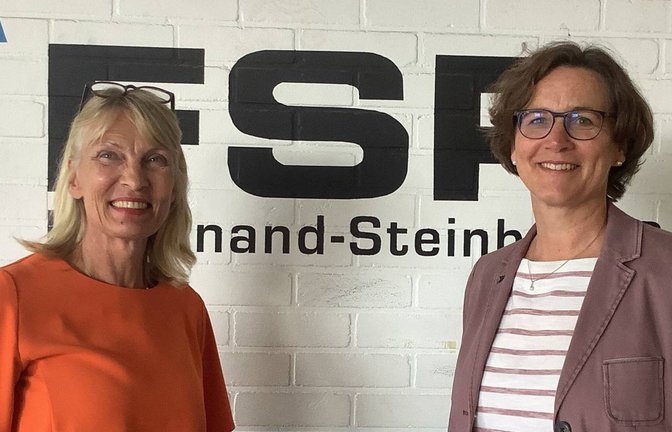 Kerstin Pickert (rechts) wird von Schulleiterin Claudia Süß-Räuchle begrüßt.  <span class='image-autor'>Foto: p</span>