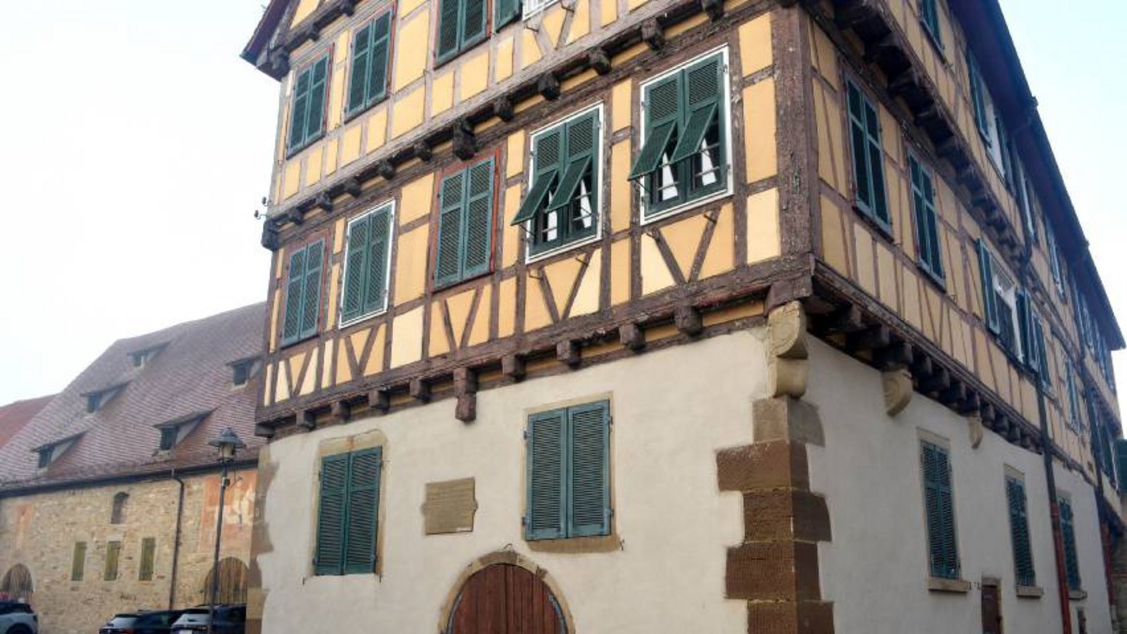Am markanten Posthof-Gebäude im alten Illinger Ortskern müssen Schäden am Dach behoben werden. Foto: Stahlfeld Am markanten Posthof-Gebäude im alten Illinger Ortskern müssen Schäden am Dach behoben werden. Foto: Stahlfeld