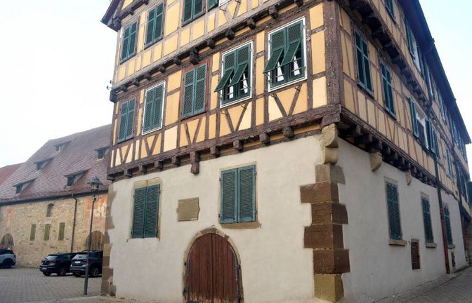 Am markanten Posthof-Gebäude im alten Illinger Ortskern müssen Schäden am Dach behoben werden.           Foto: Stahlfeld