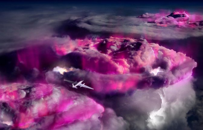 Könnten wir Gammastrahlen sehen, würden Gewitterwolken von oben brodelnd leuchten und glühen. Mit einem umgebauten Spionageflugzeug haben Forschere dieses flackernde Gammaglühen nun erstmals nachgewiesen.<span class='image-autor'>Foto: © The Aloft team/Mount Visual/CC-by 4.0</span>