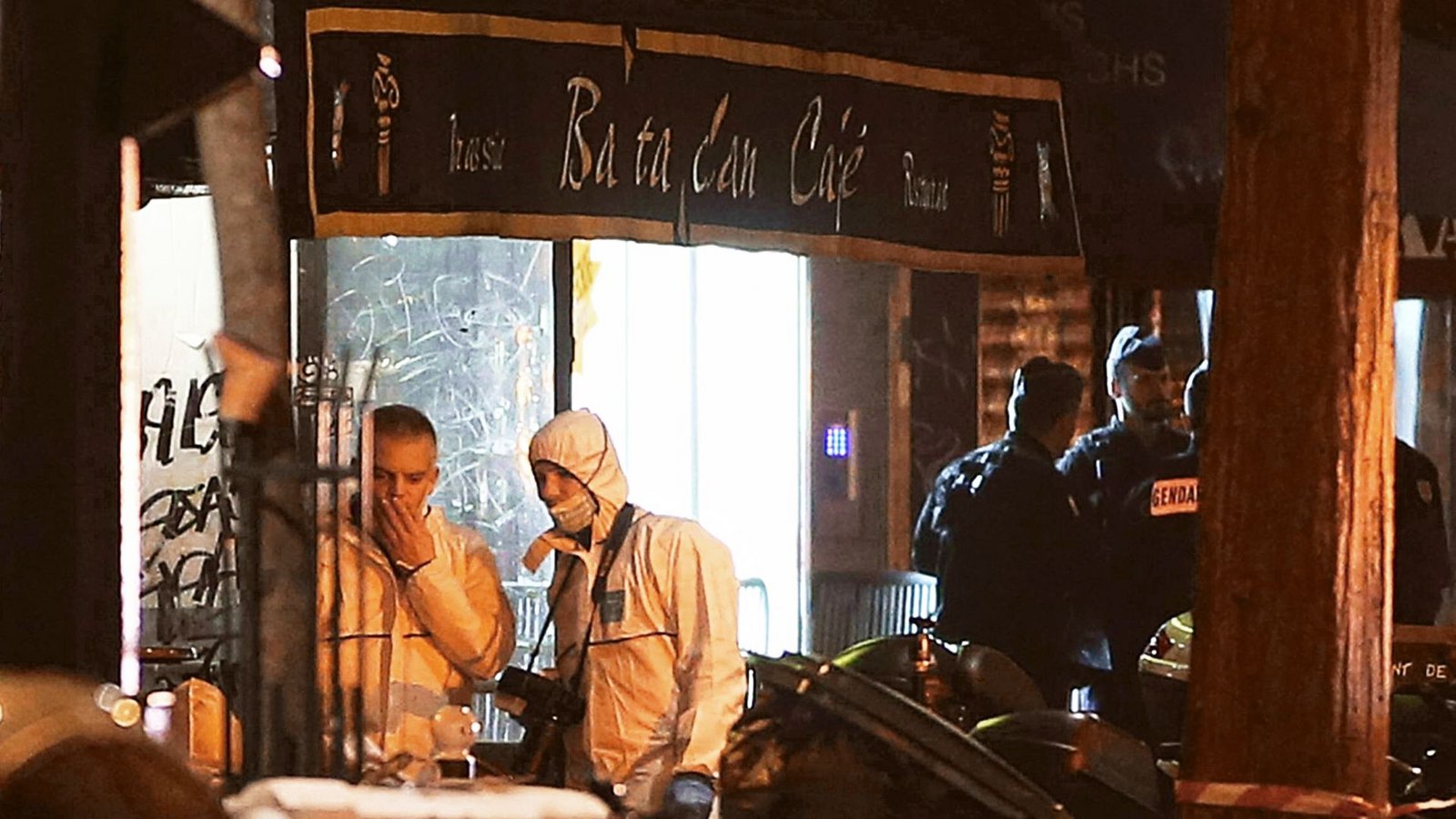 Polizisten und Spurenexperten nach dem Attentat im Bataclan am 13. November 2015Foto: imago/Zuma Press