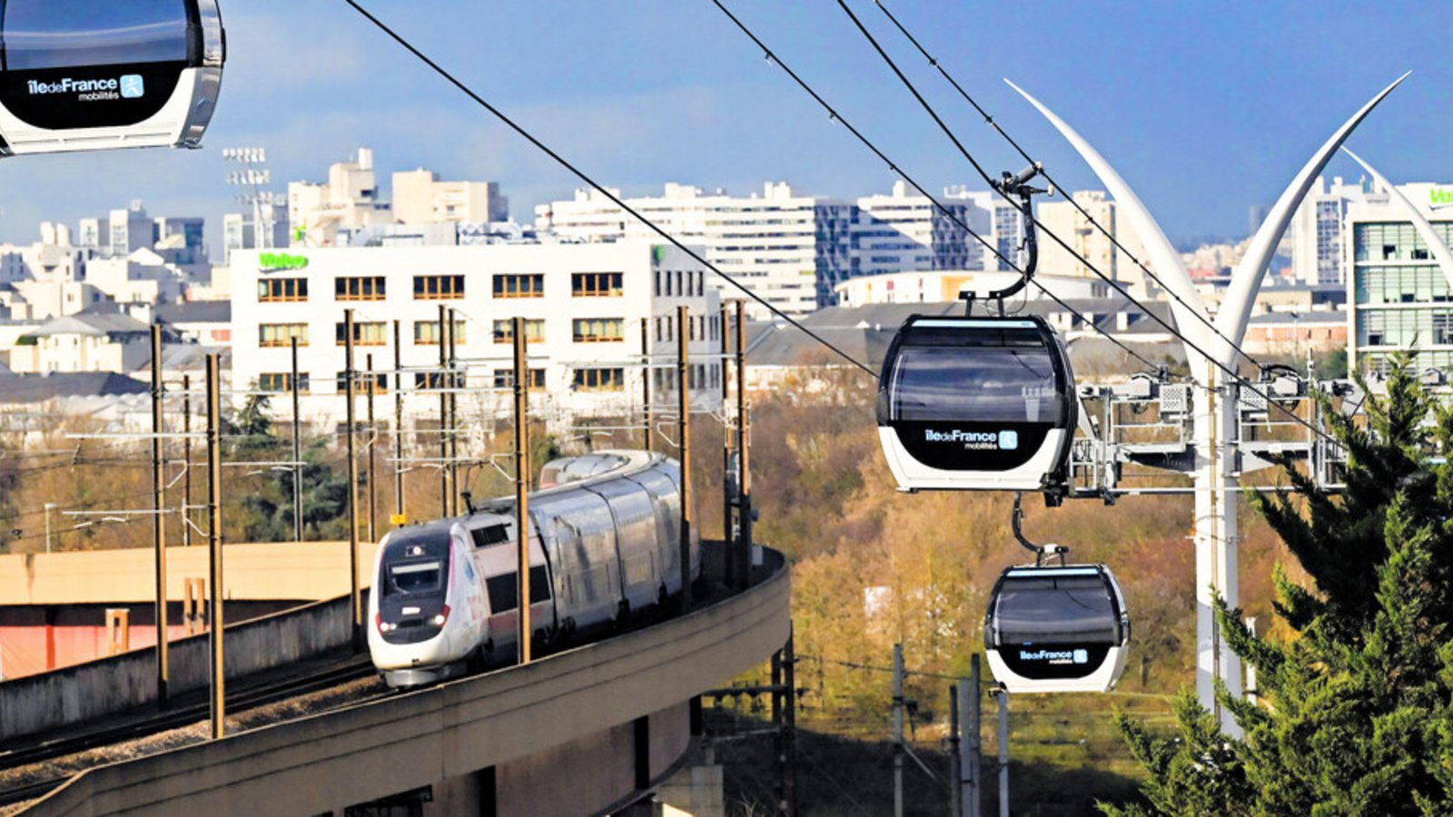 Im Großraum Paris ist seit Dezember 2025 eine Seilbahn als Ergänzung des öffentlichen Nahverkehrs im Einsatz.Foto: AFP/Julien de Rosa